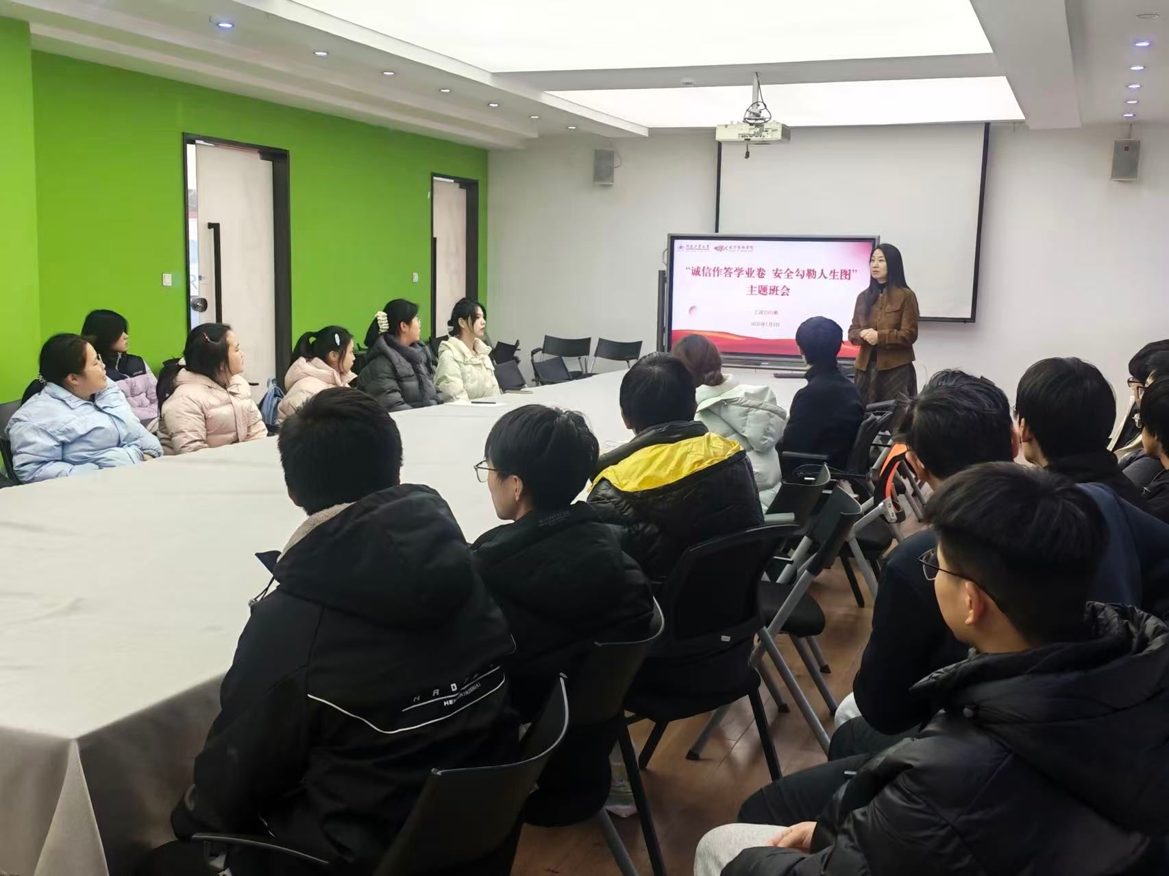 “一站式”社区 ||设计艺术学院召开期末诚信考试教育及安全教育主题班会