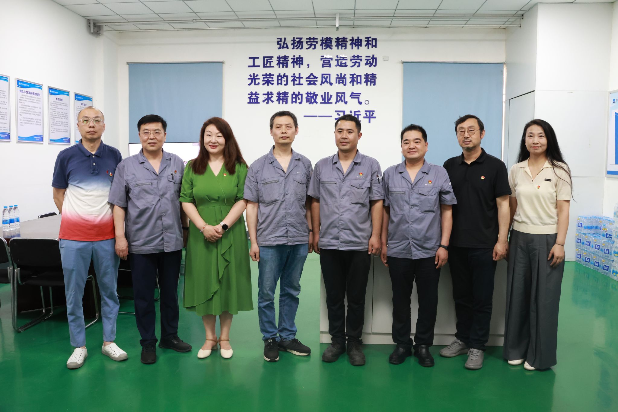 设计艺术学院党委赴郑纺机开展“弘扬劳模精神，传承工匠品质”主题党日活动