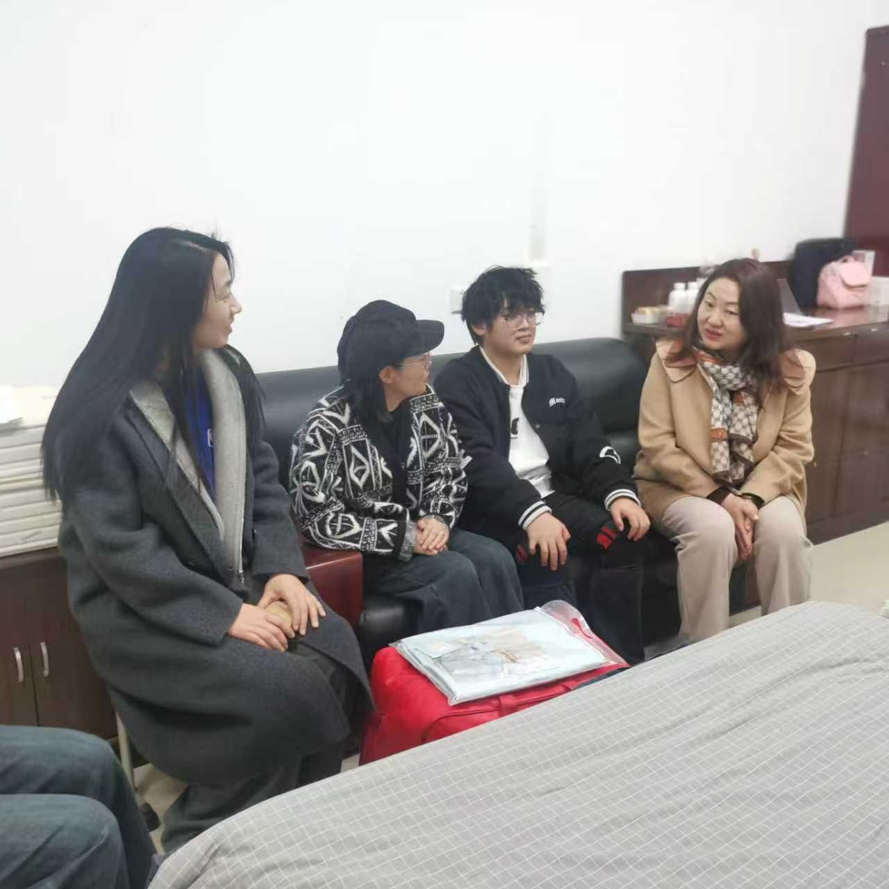 “一站式”社区//设计艺术学院开展“寒冬送暖 情系学子”寝室慰问活动