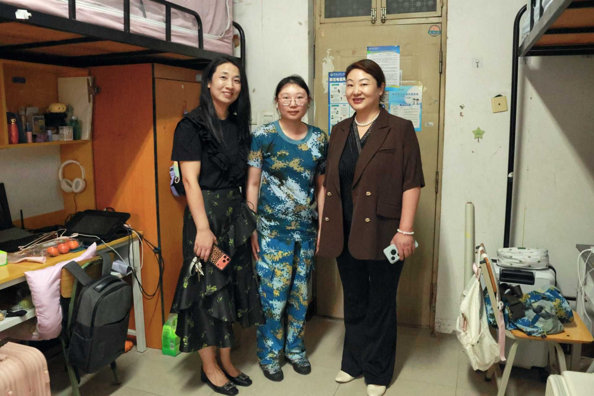 设计艺术学院深入“一站式”学生社区开展宿舍安全检查及新生走访慰问工作
