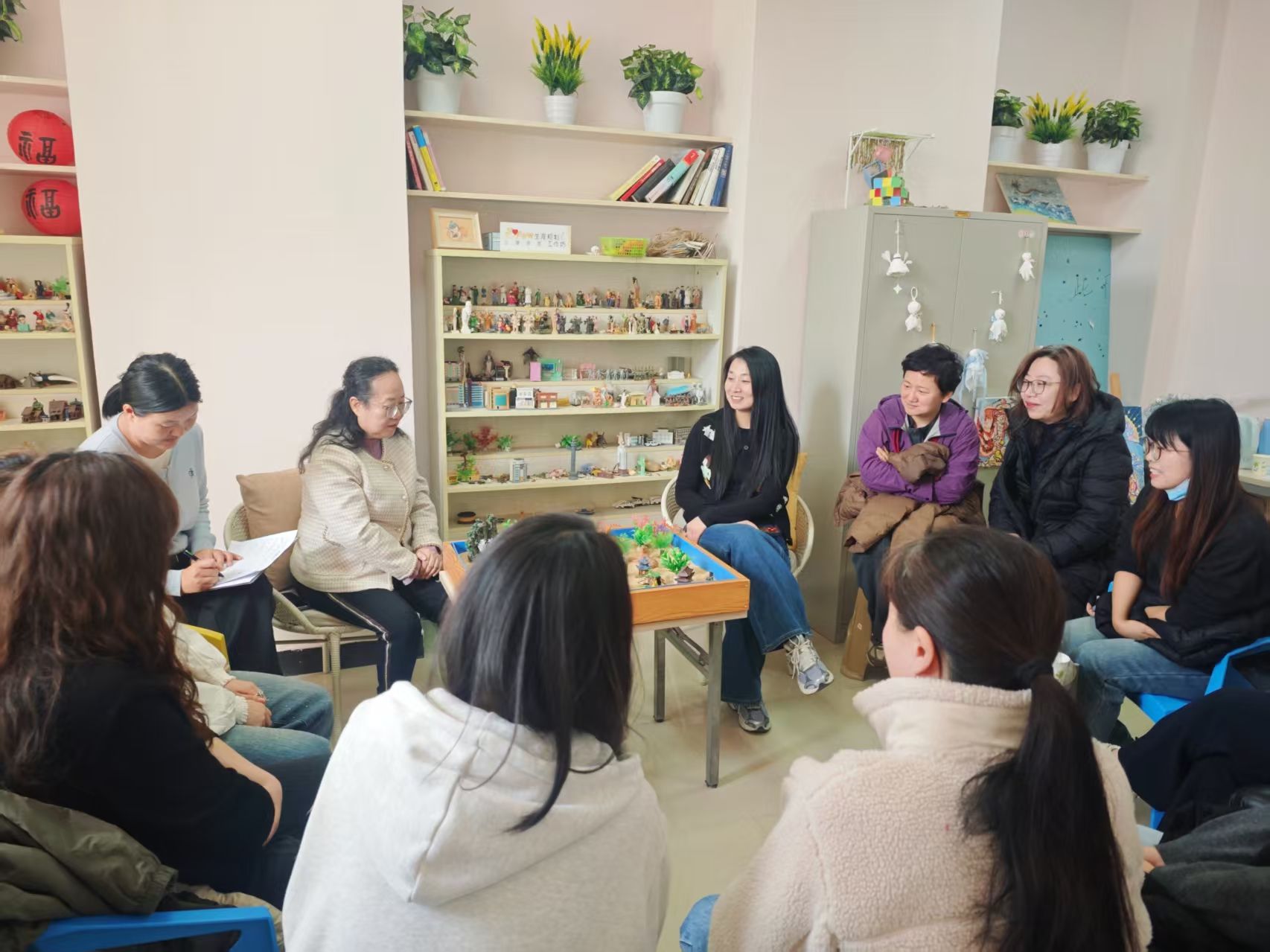 设计艺术学院工会开展“以沙为媒，对话心灵”团体沙盘体验活动