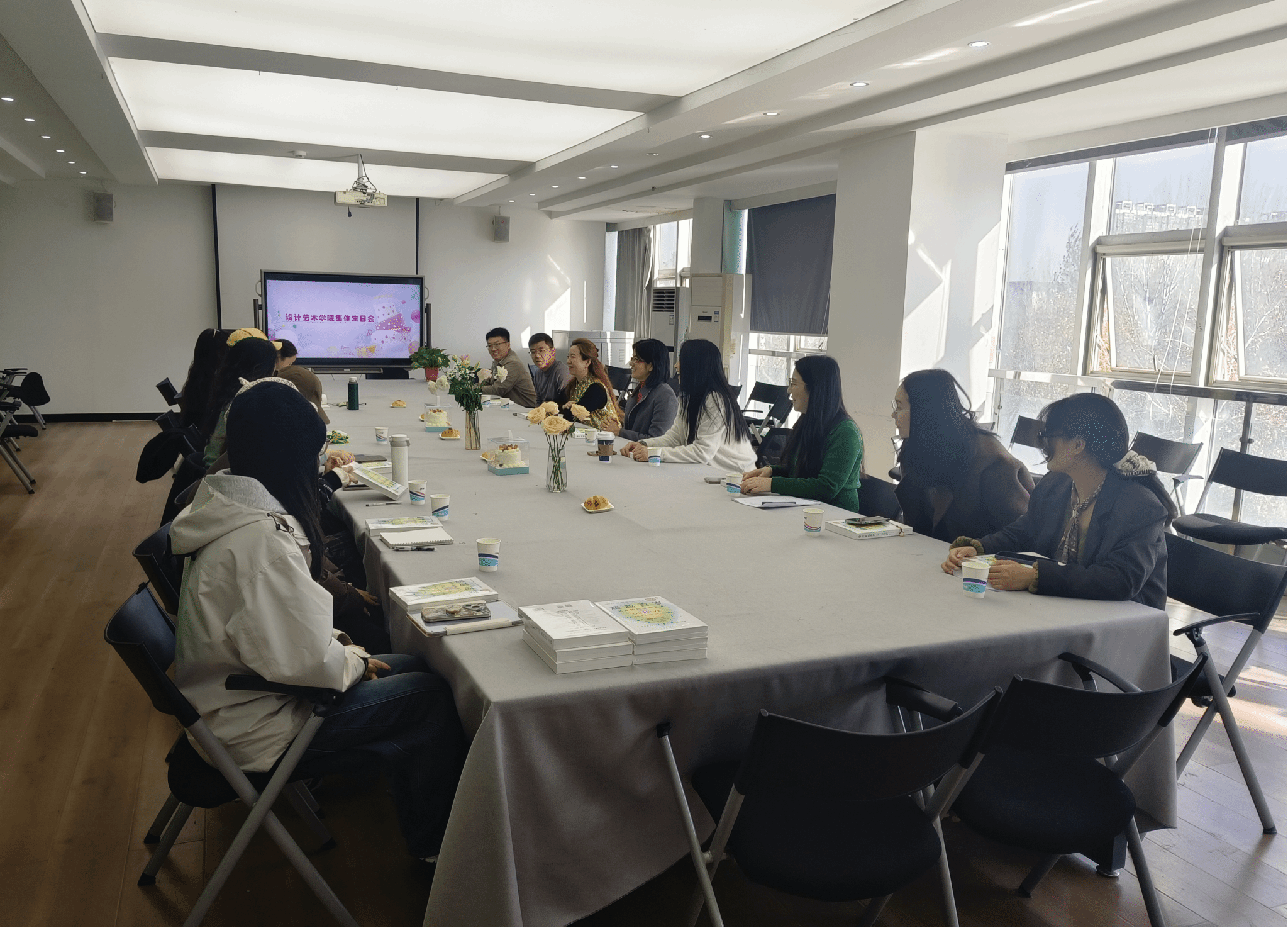 “温情相聚·共贺生辰” ——设计艺术学院举办教职工集体生日会