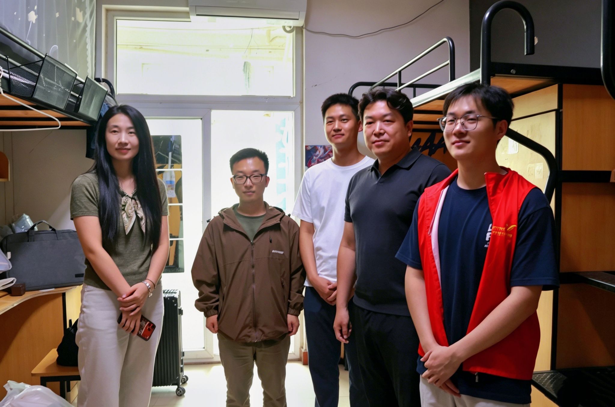“一站式”社区//设计艺术学院领导深入宿舍慰问搬迁的学生